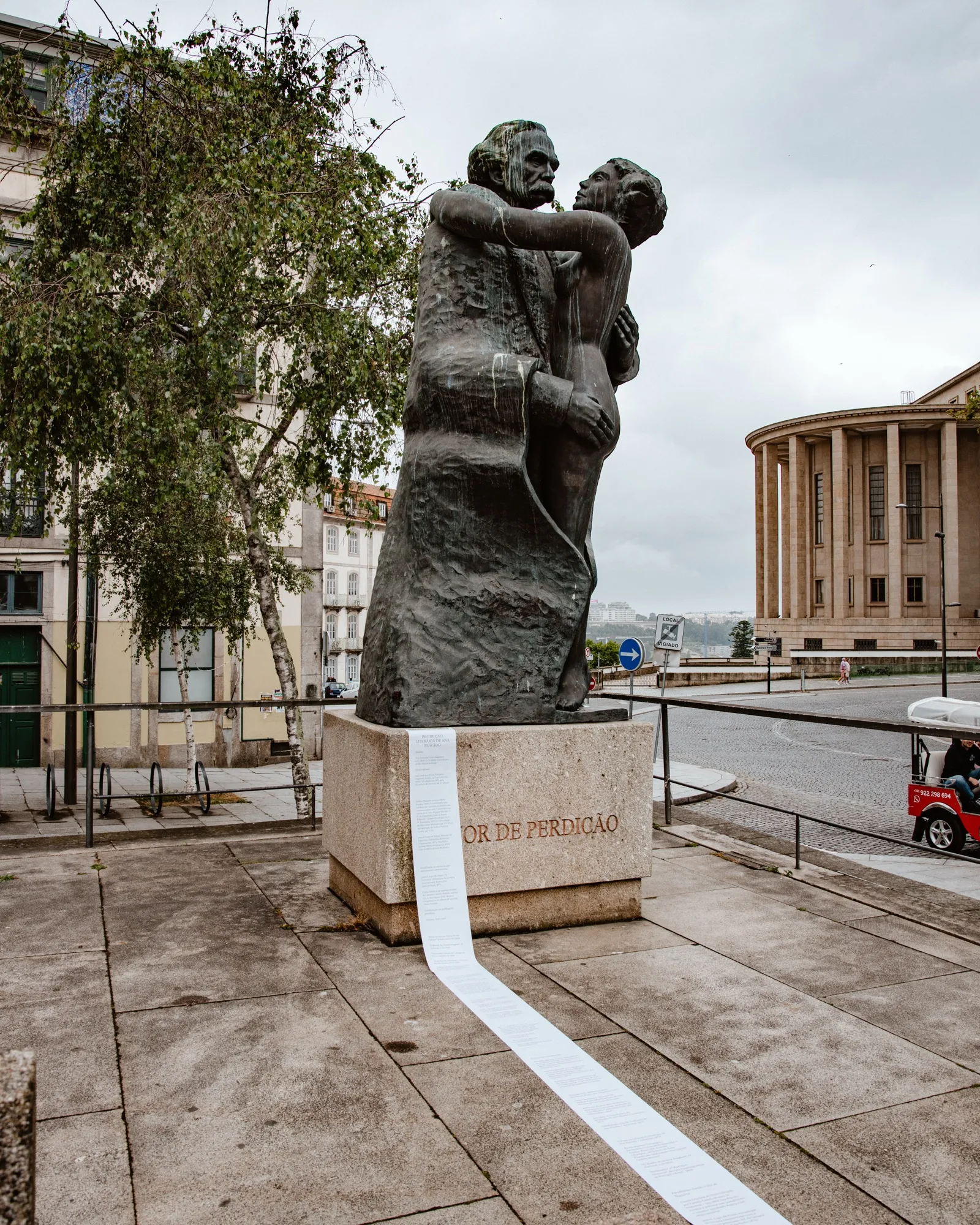 A estátua “Amor de Perdição” com um poema em papel a cair do pedestal.